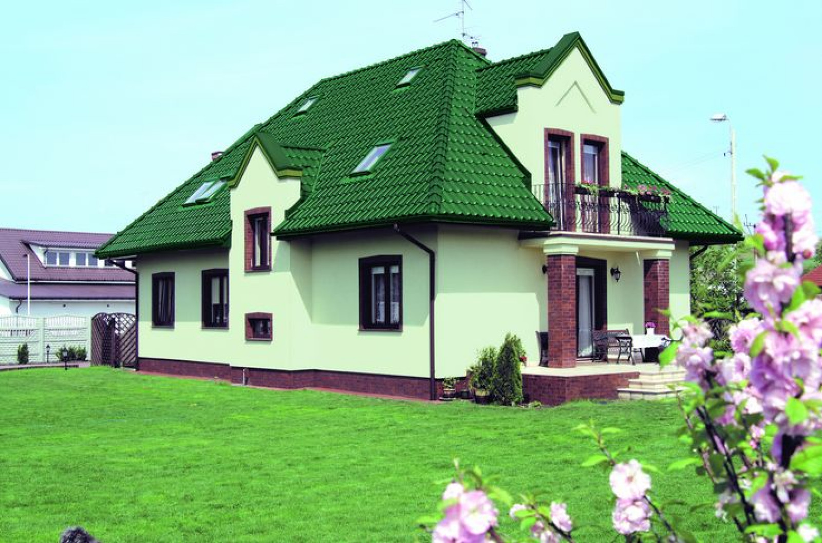 Фасад дома с зеленой крышей фото: Как выбрать цвет фасада к зеленой .