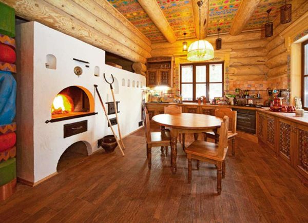 побеленная печка на кухне деревянного дома