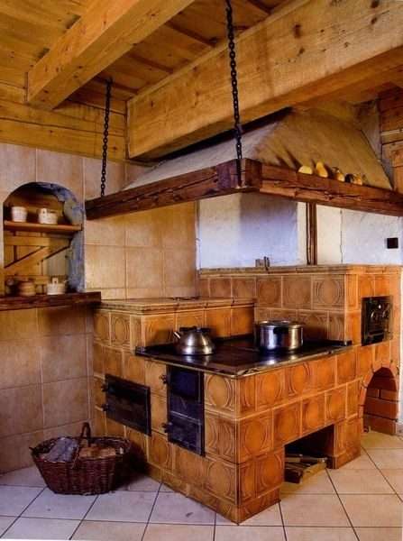 деревянные балки в частном доме с печкой
