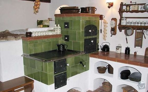 зелёная печка на кухне частного дома