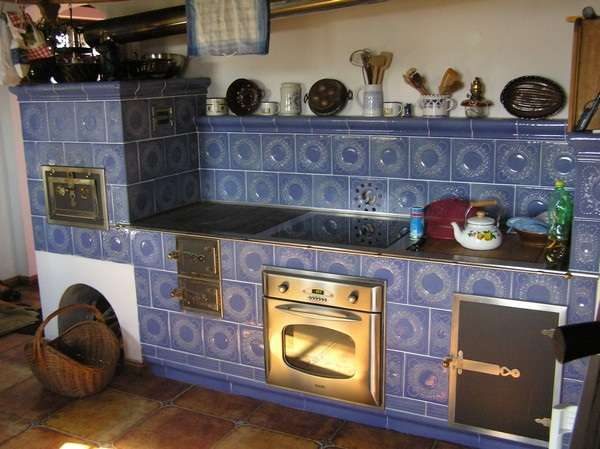 фиолетовая печка на кухне загородного дома