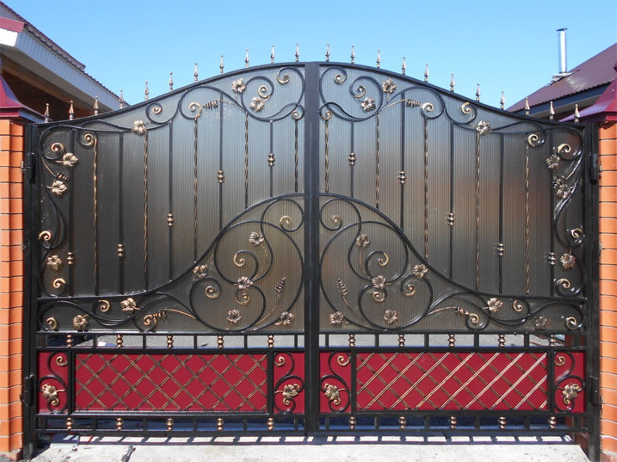 Кованные ворота на участке с кирпичным забором