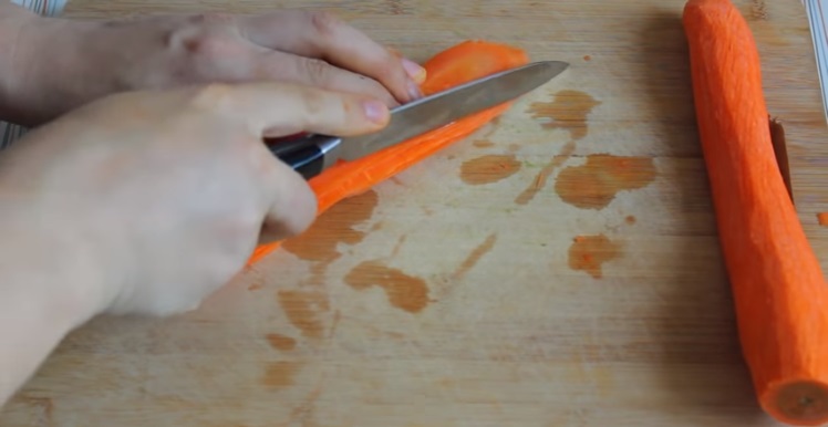 порезать морковь