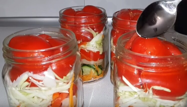 Капуста помидоры на зиму без стерилизации. Салат с капустой помидорами и перцем на зиму. Салат из капусты с зелеными помидорами и перцем на зиму.