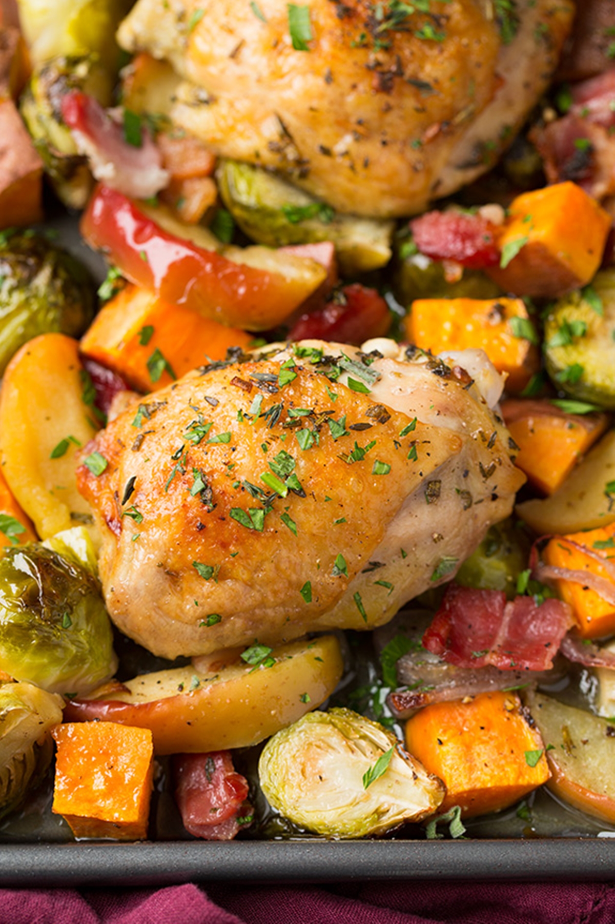 Запеченная курица с овощами рецепт. Курица с овощами. Бедра с овощами в духовке. Курица запеченная с овощами в духовке. Гарнир к курице.
