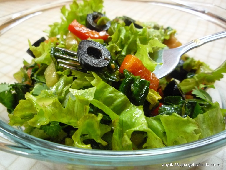 Салат из овощей с соевой заправкой. Листья салата. Зеленый овощной салат. Салат с салатными листьями. Салат из зеленых овощей.