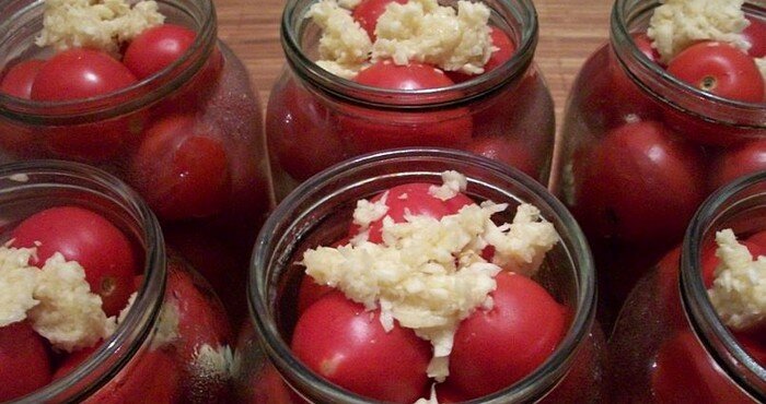 томаты с базиликом и чесноком