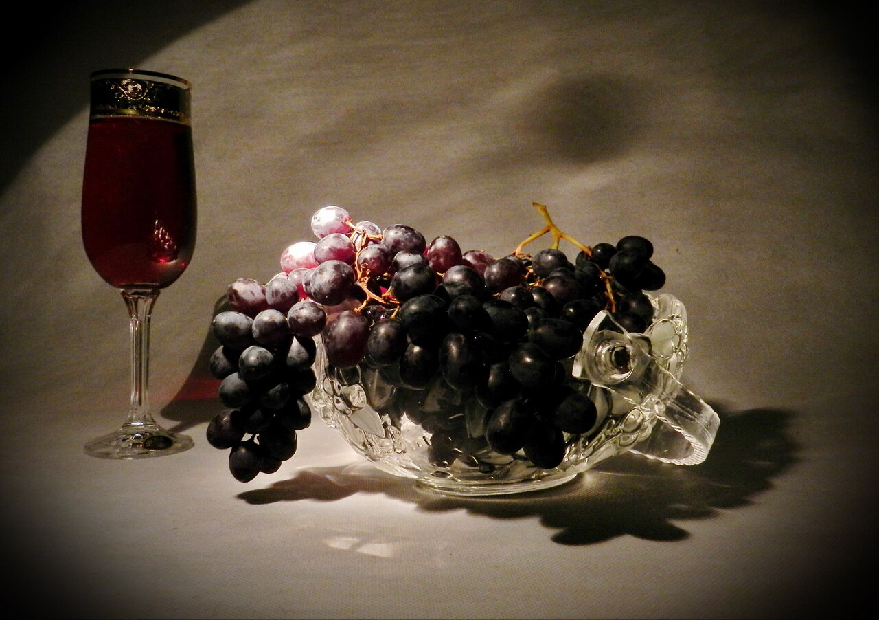 Черный виноград вино. Вино из черного винограда. Виноград с вином на темном. Домашнее вино из черного винограда. Черное вино с виноградом.