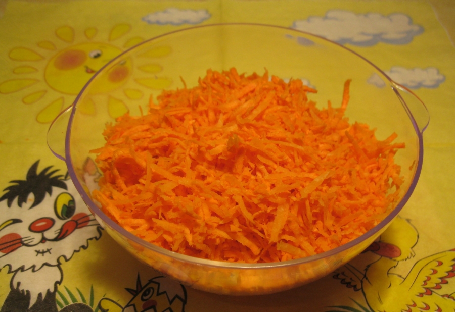 Печень яйцо морковь лук. Печёночный салат с морковью и луком. Салат из печени говяжьей с морковью и луком. Печень с морковью. Тесто внутри морковка.