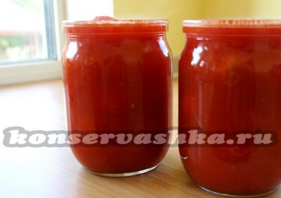  наливаем кипящий томатный сок