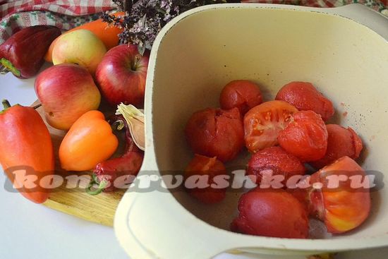 Ложим томаты в кастрюлю