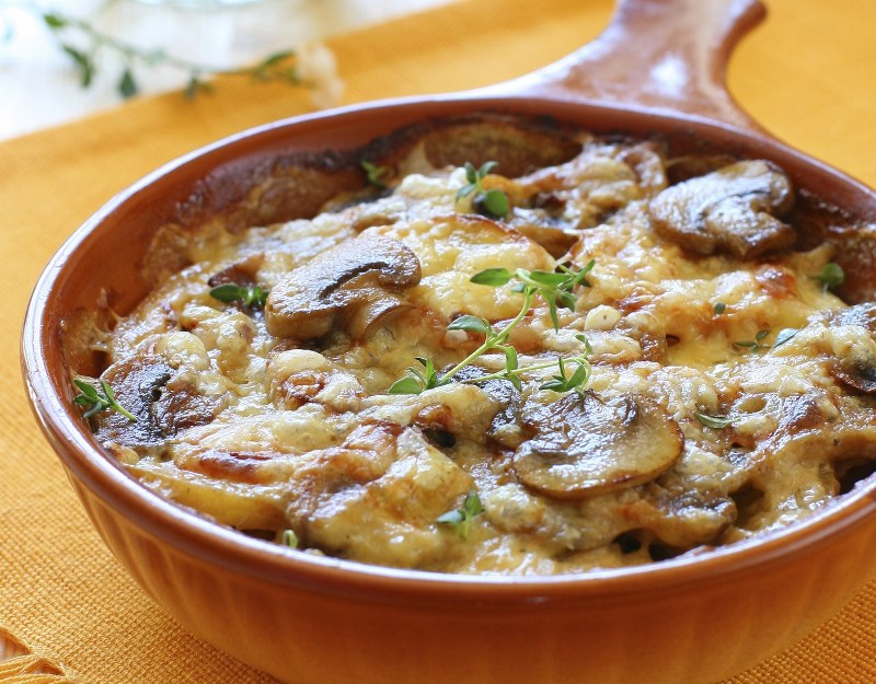 Для приготовления картофеля с грибами, можно использовать свежие или засушенные грибы