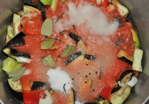 Овощи для лечо с томатным пюре, сахаром, солью и специями