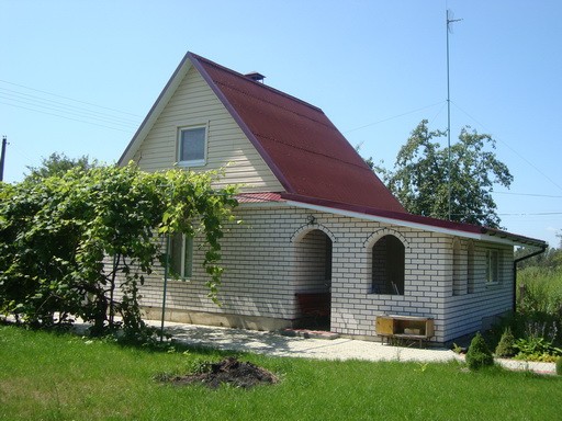 дом с красной крышей