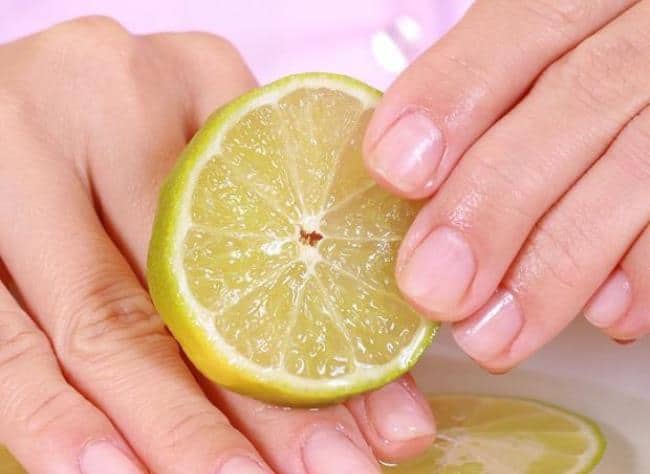 Очистка рук от ореховых пятен лимоном
