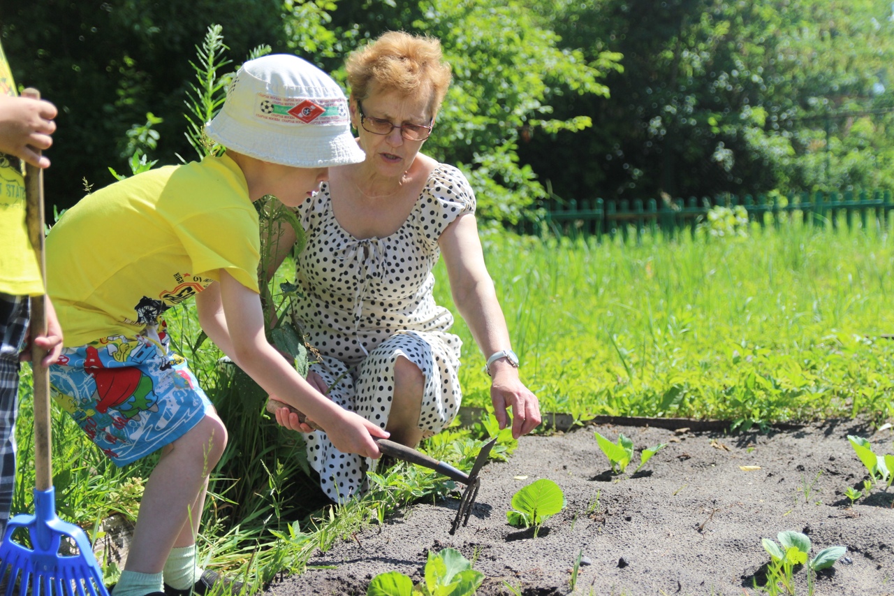 Мама на даче. Дети поливают огород. Мама в огороде. Дети рыхлят землю. Огород в июне.