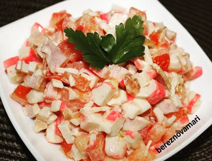 Салат из крабовых палочек с помидорами и чесноком и яйцом рецепт с фото
