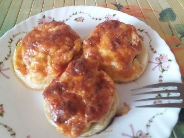 na-pomidory-nakladyvaem-syro-chesnochnuyu-smes Фаршированные кабачки мясным фаршем, запечённые в духовке. Быстро и вкусно!