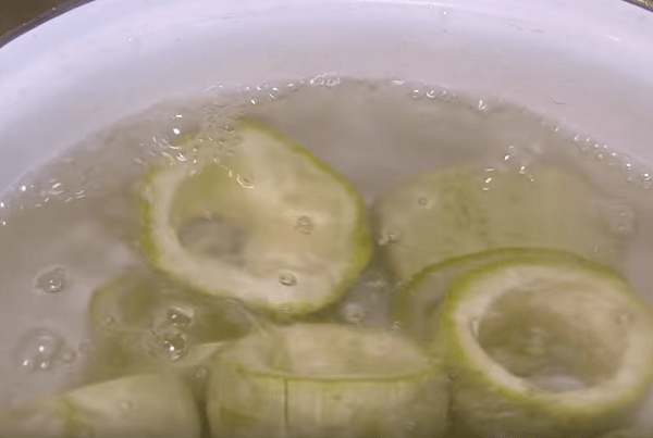 kabachkovye-kolca-skladyvaem-v-goryachuyu-vodu Кабачковые кольца складываем в горячую воду