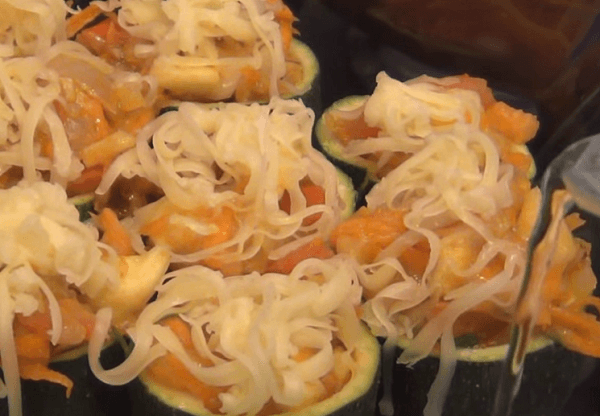 dobavlyaem-v-nachinku-syr-i-zelen Фаршированные кабачки мясным фаршем, запечённые в духовке. Быстро и вкусно!