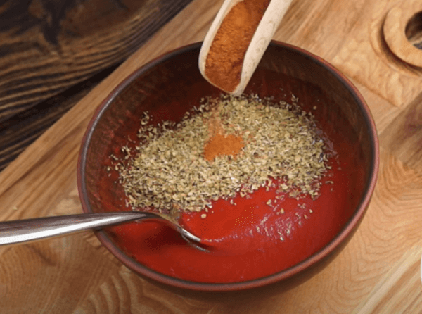 Добавляем к томатной пасте специи