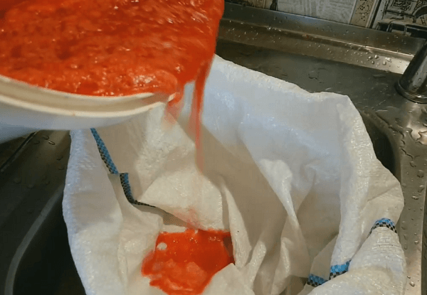Перекладываем томатную массу в мешок