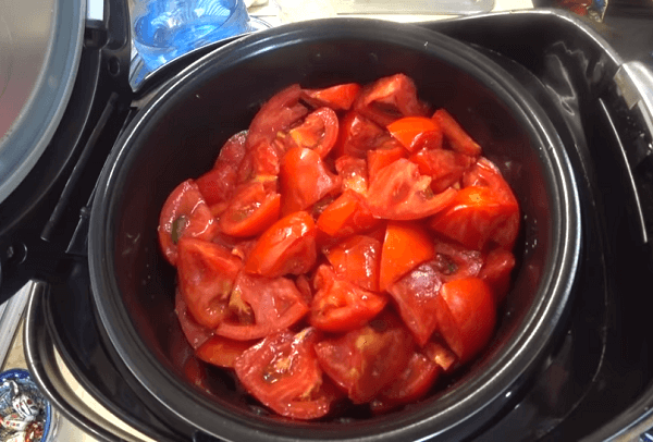 Закладываем нарезанные томаты в чашу мультиварки