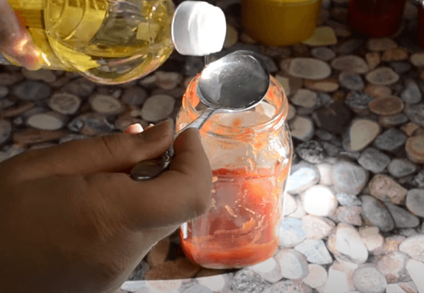 Заливаем томатную пасту растительным маслом