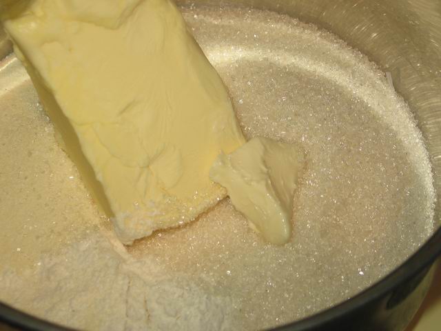Маргарин мука вода. Тесто на маргарине для пирога. Сахарное тесто. Мука маргарин. Мука для песочного теста.