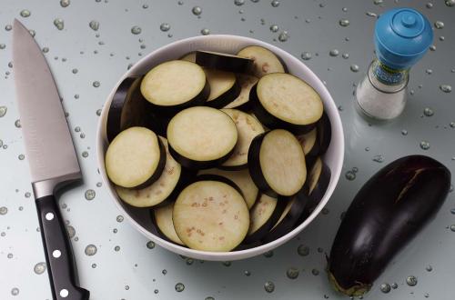 Как запечь баклажаны с помидорами в духовке. Как приготовить баклажаны с помидорами и сыром в духовке — рецепт запеченных баклажанов с начинкой с пошаговыми фото
